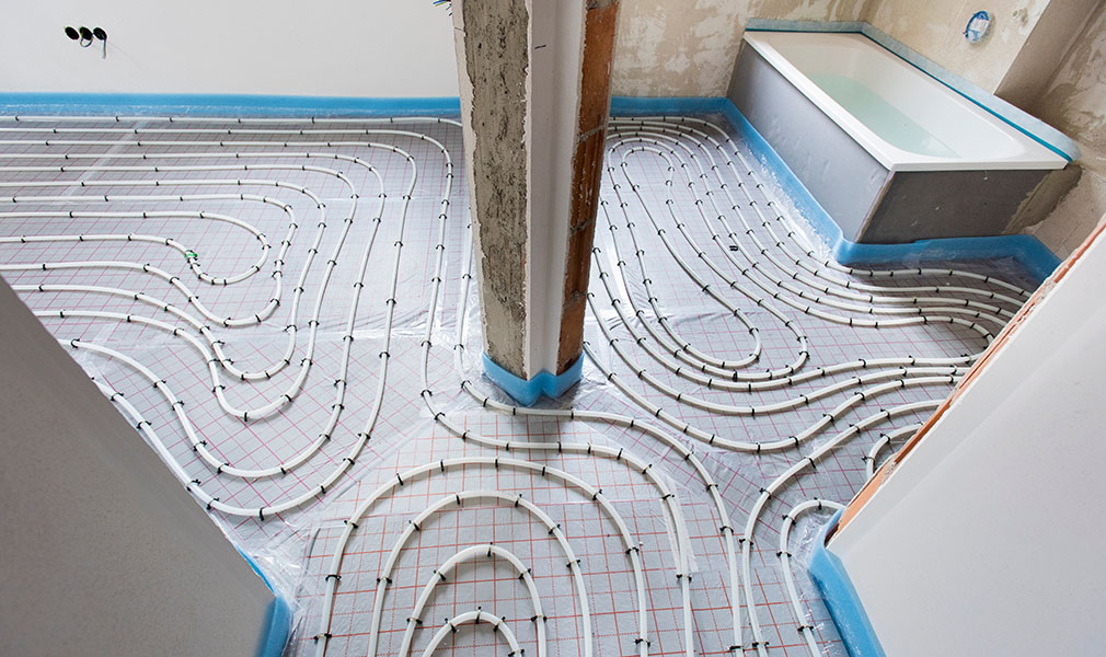 Hausbau mit Innenausbau der Fußbodenheizung und Sanitär